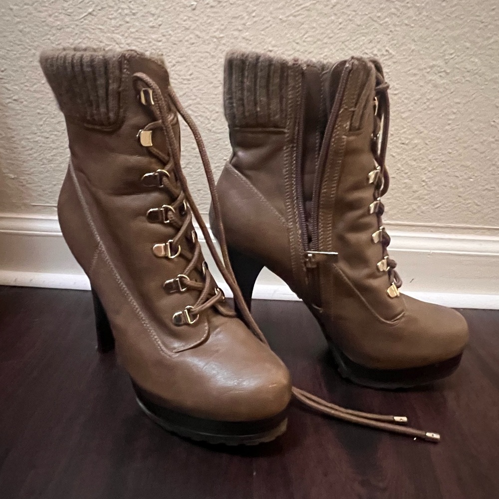 Jennifer Lopez high heel boots🤎